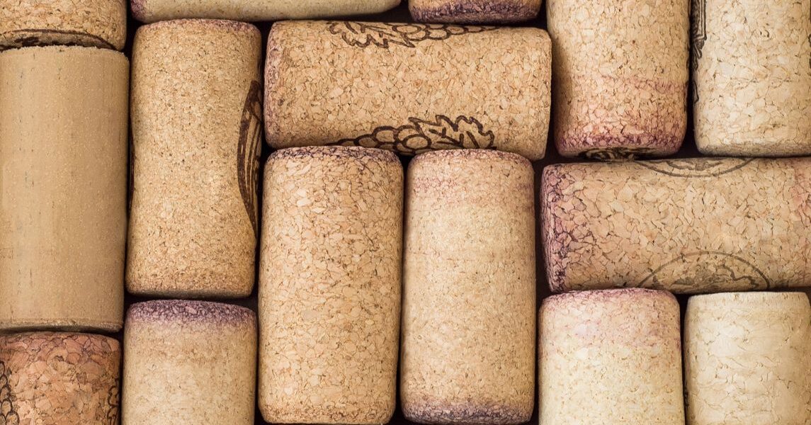 ¿Qué criterios se emplean para seleccionar tapones de corcho de calidad?